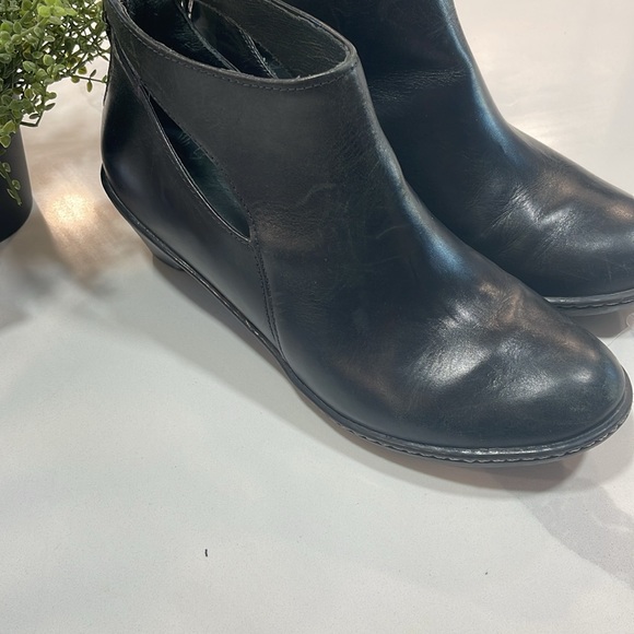 Dansko Bonita leather cut out ankle boots. 39. - Picture 4 of 7
